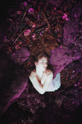 Sull&#039;isola viola / Portrait  photography by Photographer Cristiana Zamboni ★6 | STRKNG