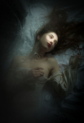 La luce dal lucernario / Portrait  photography by Photographer Cristiana Zamboni ★10 | STRKNG