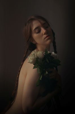 Rose bianche di Veronica / Portrait  photography by Photographer Cristiana Zamboni ★10 | STRKNG