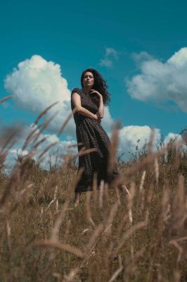 Alessandra and clouds / Portrait  Fotografie von Fotografin Claudia Inmensum Candidi | STRKNG