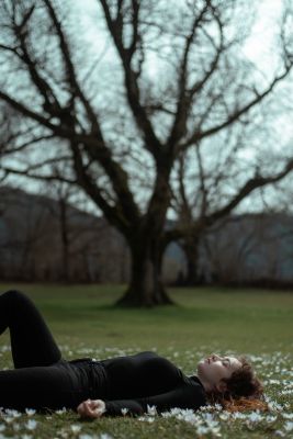 Federica on grass / Portrait  photography by Photographer Claudia Inmensum Candidi | STRKNG