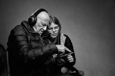 love music;  Ausstellung WOHIN - Südtirol / People  photography by Photographer meet.pic ★1 | STRKNG