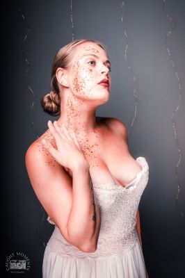 Glitter... and gold / Fine Art  photography by Photographer CaughtMoments | STRKNG