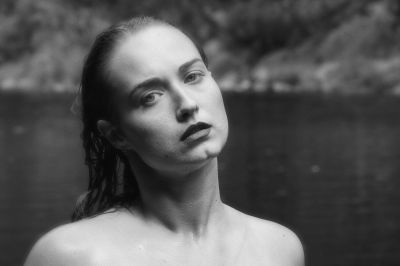 Down by the river. / Portrait  photography by Photographer Karl Heinz Kohmann | STRKNG