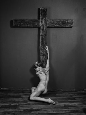 Cross / Nude  photography by Photographer Michael Holenz | STRKNG