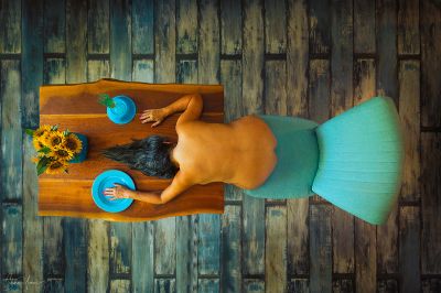 Woman leaning on a wooden table / Fine Art  Fotografie von Fotograf Sharon Yanai | STRKNG