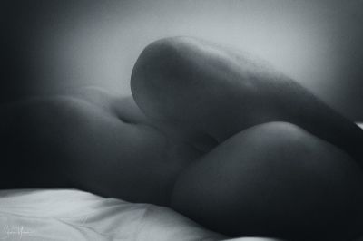 Naked woman on bed / Fine Art  photography by Photographer Sharon Yanai | STRKNG