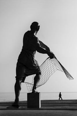 Fisherman / Schwarz-weiss  Fotografie von Fotografin Zari ★2 | STRKNG