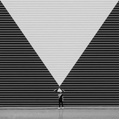 A man waiting under an umbrella / Konzeptionell  Fotografie von Fotograf mojtaba gitinejad | STRKNG