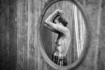 Stolen glance / Nude  photography by Photographer Sam Barton ★3 | STRKNG