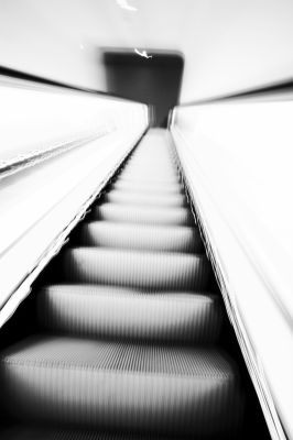 Escalator Surfing / Abstrakt  Fotografie von Fotograf Dirk M. Franke ★1 | STRKNG