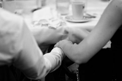 hand in hand / Hochzeit  Fotografie von Fotograf Mike Schernbeck | STRKNG