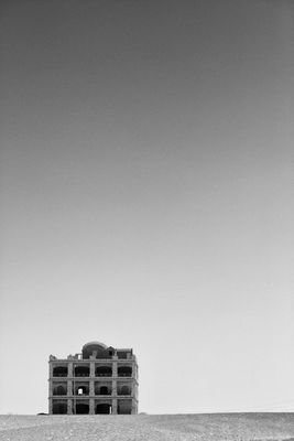 hut on the beach / 2025-05-02 hut on the beach / Schwarz-weiss Fotografie von Fotograf Mike Schernbeck | STRKNG