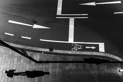 Blick auf die Straße / Street  Fotografie von Fotograf s. monreal ★4 | STRKNG