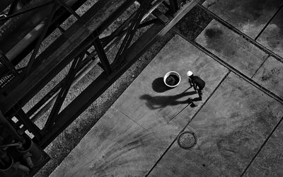 Man at work / Street  Fotografie von Fotograf s. monreal ★4 | STRKNG