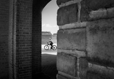 Cyclist / Schwarz-weiss  Fotografie von Fotograf Artin Darvishi ★1 | STRKNG
