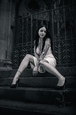 V a n e s s a. / Black and White  photography by Photographer Root Pictures | STRKNG
