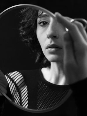 Emma in the mirror / Portrait  photography by Photographer Thomas Rumprath ★2 | STRKNG