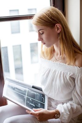 Just home, reading a magazine / Menschen  Fotografie von Fotograf Marc Schoonackers | STRKNG