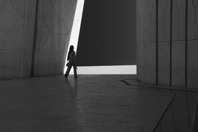 In the light line / Schwarz-weiss  Fotografie von Fotograf Arvin | STRKNG