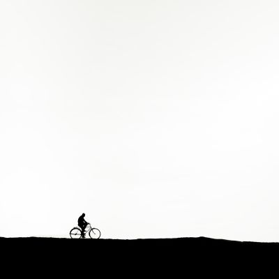 Cyclist / Schwarz-weiss  Fotografie von Fotograf Arvin | STRKNG