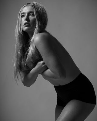 Carissa / Black and White  photography by Photographer Barry Bush | STRKNG
