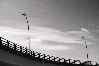 Air bridge / Street  Fotografie von Fotografin Picwhite | STRKNG