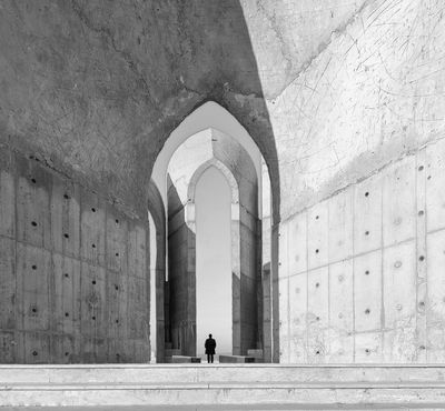 The man in the frame / Architektur  Fotografie von Fotografin Arezoo Arianpour ★3 | STRKNG