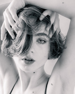 Mrs Dezember / Portrait  photography by Photographer Uwe Trenkner ★3 | STRKNG