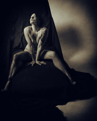 entre sombras / Portrait  photography by Photographer Jesus Diaz ★2 | STRKNG