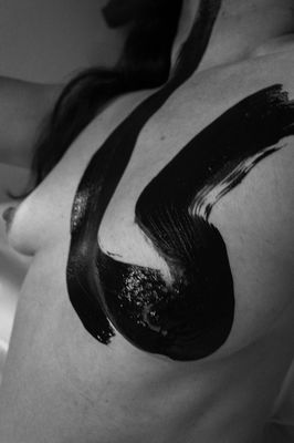 Brushstrokes of Darkness: An Intimate Dance of Black Paint on Skin. / Fine Art  Fotografie von Fotograf HOUSE OF CERCHIO ★1 | STRKNG