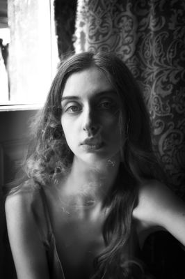 Allegra smoking portrait / Portrait  photography by Photographer Laura Daddabbo ★12 | STRKNG