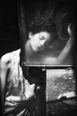 ricomporre i pezzi / Portrait  photography by Photographer Laura Daddabbo ★6 | STRKNG