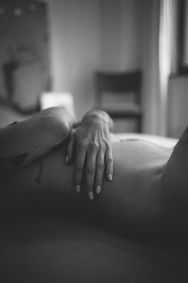 Hold by Mia Graphya / 2025-05-02 Hold by Mia Graphya / Nude Fotografie von Model Rahel van der Meer ★14 | STRKNG