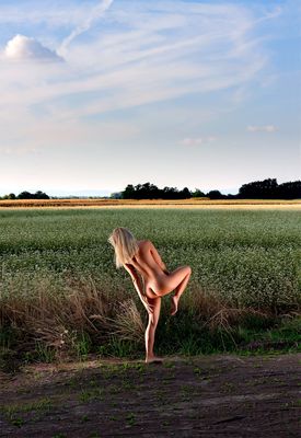 Dancer / Nude  photography by Photographer Damien Manson | STRKNG