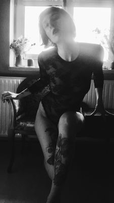 Longing / Portrait  photography by Model Sarah ★7 | STRKNG