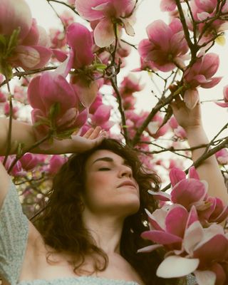 Sotto il mio tetto fiorito / 2025-05-29 Sotto il mio tetto fiorito / Fine Art photography by Photographer Manuela Frattini | STRKNG