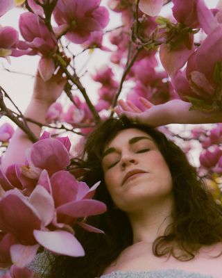 Sotto il mio tetto fiorito / 2025-05-29 Sotto il mio tetto fiorito / Fine Art photography by Photographer Manuela Frattini | STRKNG