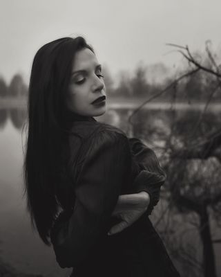 Vicino al lago / Schwarz-weiss  Fotografie von Fotografin Manuela Frattini | STRKNG