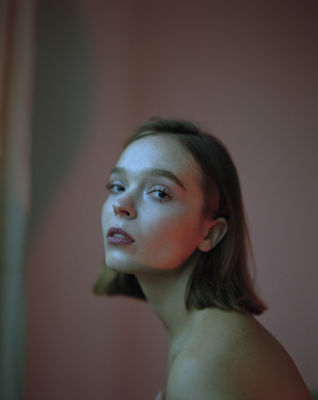 Silvy in fading light / Portrait  Fotografie von Fotograf Oculus Foto ★5 | STRKNG