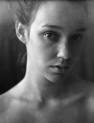 Noa on 4x5 with developing marks / Portrait  Fotografie von Fotograf Oculus Foto ★5 | STRKNG