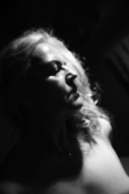 Zwischen Raum und Zeit - Selbstporträt / 2025-04-30 Zwischen Raum und Zeit - Selbstporträt / Mood photography by Photographer Constanze | STRKNG