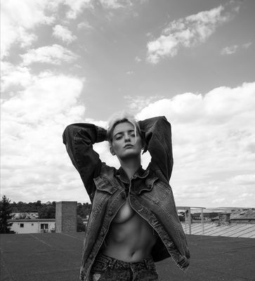 RoofTop - captured by Zoltan Prodan / Menschen  Fotografie von Model Mihaela-Ramona | STRKNG