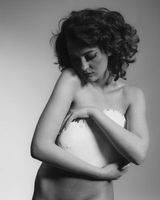 by Eduard Diaconu / Fine Art  Fotografie von Model Mihaela-Ramona | STRKNG