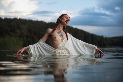 Lake priestess / Nude  Fotografie von Model Alena Swampy | STRKNG