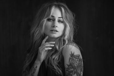 the raven knows / Portrait  Fotografie von Fotograf Anthony Palmowski ★1 | STRKNG