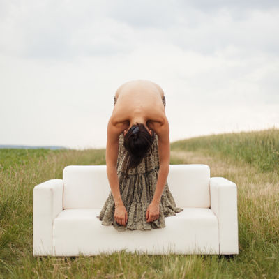 sofa session / Conceptual  photography by Photographer Daniel Pufe ★1 | STRKNG