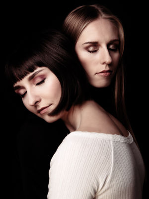 Julia &amp; Livia / Portrait  Fotografie von Fotograf Studio Alacran ★1 | STRKNG