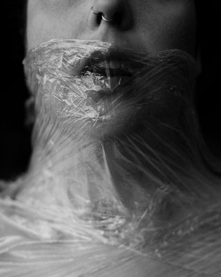 Don't talk Don't talk / Schwarz-weiss Fotografie von Fotografin Ilaria Nardi ★2 | STRKNG