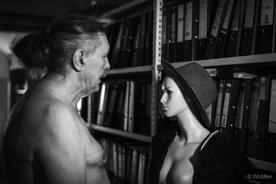 Was sagst Du? / Schwarz-weiss  Fotografie von Model Ulrich Herrmann ★1 | STRKNG